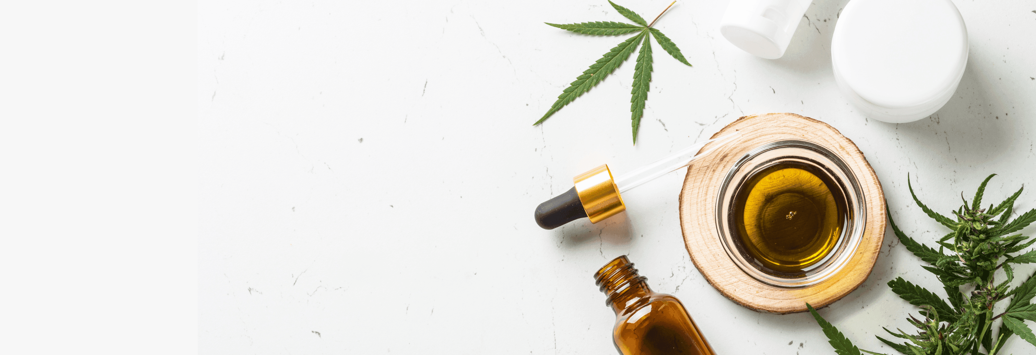 Top View Cannabis Extrakte und Blüten rechts auf weissen Hintergrund